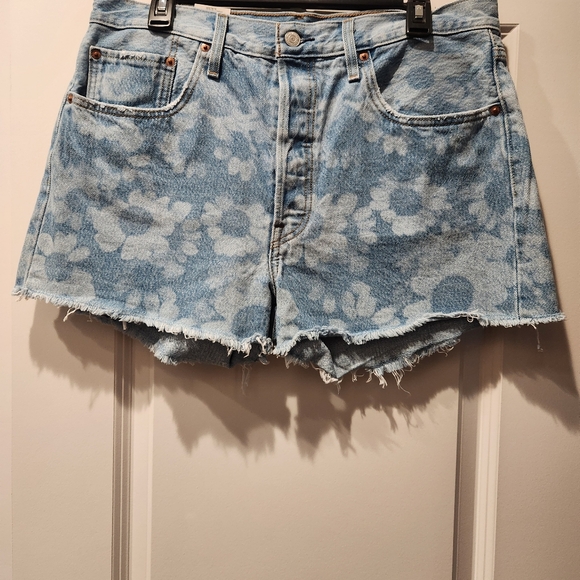 Levi's 501 Jean Shorts - Picture 2 of 5